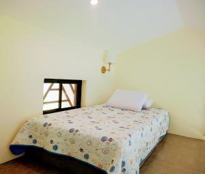Postel nebo postele na pokoji v ubytování VILLA SIMONE ARENAL French Ecolodge
