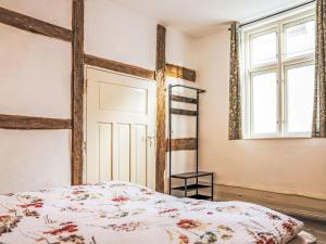 Un dormitorio con una cama y una ventana en Apartment Karl II- by Interhome, en Mirow 23 fotos más