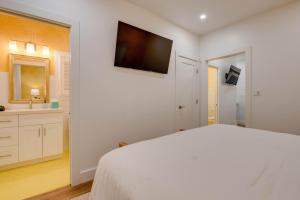 een witte slaapkamer met een groot bed en een badkamer bij Sunshine State at Custom House Inn in Key West