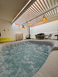 a jacuzzi tub in a room with water at La casa azul - Jacuzzi clima netflix - in Scoglitti