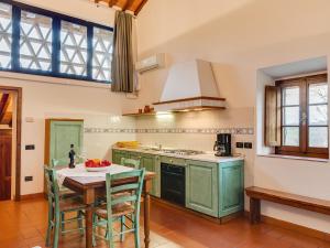 Η κουζίνα ή μικρή κουζίνα στο Holiday Home Antico Borgo S Lorenzo Ginestra by Interhome