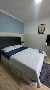 圣路易斯Kitnet 17c的房间里有一张大床的卧室