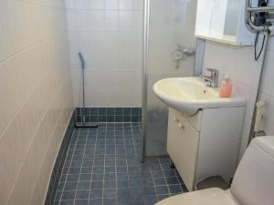 ein Badezimmer mit Dusche, Waschbecken und Toilette in der Unterkunft Holiday Home Kylpylä-hotelli- room 442 by Interhome in Ikaalinen