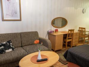 ein Wohnzimmer mit Sofa und Tisch in der Unterkunft Holiday Home Kylpylä-hotelli- room 145 by Interhome in Ikaalinen
