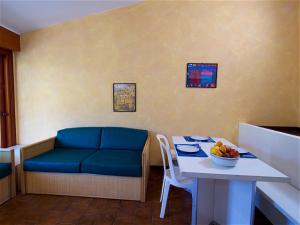 Posezení v ubytování Holiday Home Two-room Classic by Interhome