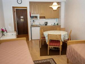 eine Küche und ein Esszimmer mit Tisch und Stühlen in der Unterkunft Holiday Home Kylpylä-hotelli- room 242 by Interhome in Ikaalinen