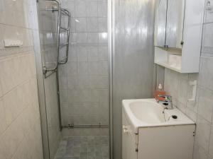 ein Badezimmer mit Dusche und Waschbecken in der Unterkunft Holiday Home Kylpylä-hotelli- room 242 by Interhome in Ikaalinen