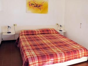 Ένα ή περισσότερα κρεβάτια σε δωμάτιο στο Apartment Baia Santa Reparata - Bilo 3 by Interhome