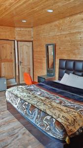 Postel nebo postele na pokoji v ubytování The River Song Inn
