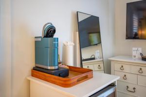 キーウェストにあるChicken Water Cabana at Custom House Innの寝室のテーブルの上のコーヒーメーカー