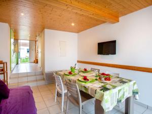 ein Esszimmer mit Tisch und Stühlen in der Unterkunft Holiday Home Ker Zelia by Interhome in La Bernerie-en-Retz