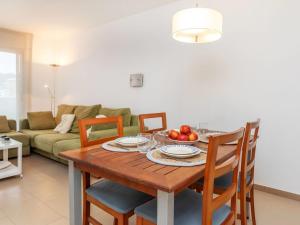 una sala de estar con una mesa de madera con fruta. en Apartment La Vela by Interhome, en Sant Antoni de Calonge