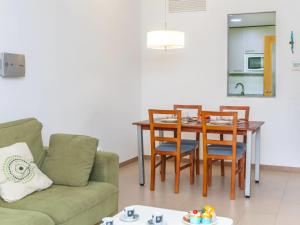 una sala de estar con una mesa y sillas en Apartment La Vela by Interhome, en Sant Antoni de Calonge 15 fotos más