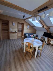 ein Wohnzimmer mit Tisch und Stühlen in der Unterkunft Gîte 5 personnes in Le Bonhomme + 2 Fotos