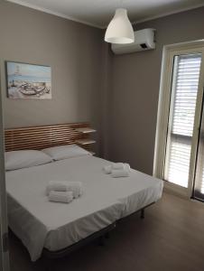 Ένα ή περισσότερα κρεβάτια σε δωμάτιο στο Goccia di Mare