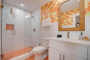 een badkamer met een toilet, een wastafel en een douche bij Feather Queen at Custom House Inn in Key West +27 foto's