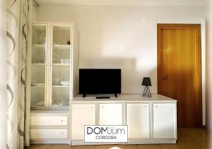 Televízia a/alebo spoločenská miestnosť v ubytovaní DOMuum Holidays - CORDOBA Apartments
