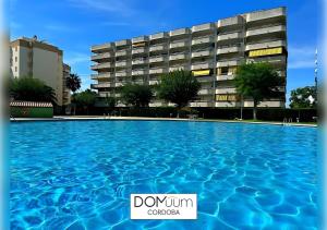 Bazén v ubytovaní DOMuum Holidays - CORDOBA Apartments alebo v jeho blízkosti