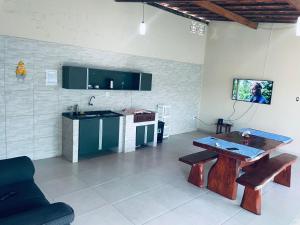 科鲁里皮Miai Casa de campo的带桌子的客厅和厨房