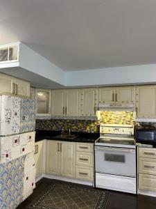 Dapur atau dapur kecil di Lower Loft Suite -Space Share