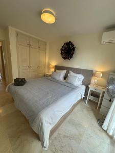 Ein Bett oder Betten in einem Zimmer der Unterkunft Sunset Rooftop Terrace apartment