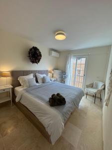 ein Schlafzimmer mit einem großen Bett und einem Stuhl in der Unterkunft Sunset Rooftop Terrace apartment in Palm-mar