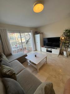 ein Wohnzimmer mit einer Couch und einem Couchtisch in der Unterkunft Sunset Rooftop Terrace apartment in Palm-mar