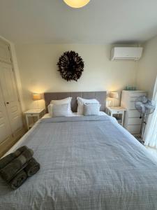 ein Schlafzimmer mit einem großen Bett mit Handtüchern darauf in der Unterkunft Sunset Rooftop Terrace apartment in Palm-mar + 16 Fotos