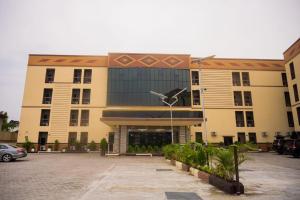 un grande edificio con un uccello davanti di City Base Hotel, Port Harcourt a Port Harcourt