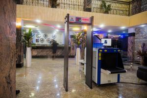 un tavolo in una stanza con una macchina di City Base Hotel, Port Harcourt a Port Harcourt
