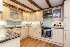 O bucătărie sau chicinetă la River House Cornish Retreat