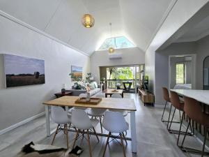 Una cocina y un comedor con mesa y sillas. en 52 The Bridge Apartment, en St Lucia