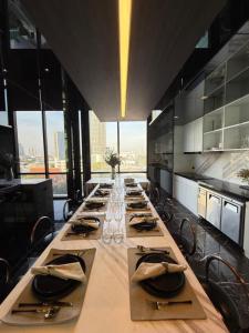 Thonhuriにあるคอนโดติด bts ตลาดพลู 0 เมตร ใกล้ Iconsiam ว่างรายเดือนの長テーブル(皿、ナプキン付) +78枚の写真