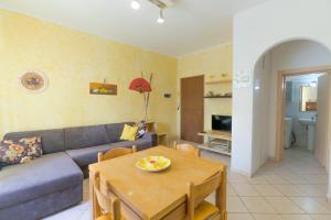 un soggiorno con un divano e un tavolo di Appartamenti Vacanze Roberta a San Vincenzo