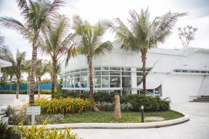 un edificio con palmeras delante en Suite - Entire 1BR with Huge Balcony & Mt Arayat View, en San Fernando