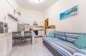 un soggiorno con divano e cucina di Casa Vale a Villasimius