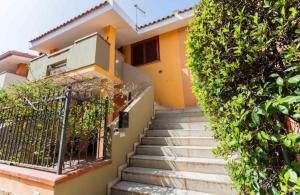 una scala che porta a una casa con recinzione di Casa Vale a Villasimius