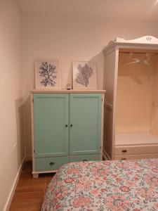 1 dormitorio con 1 cama y armario verde en Residencial Golf jerez, en Jerez de la Frontera