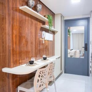 カベデロにあるSummer Flat 302の白いカウンターと木製の壁が備わるキッチン