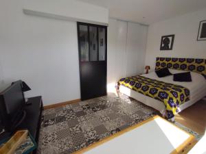 Ένα ή περισσότερα κρεβάτια σε δωμάτιο στο 1 Chambre d'hôtes Chante-coucou