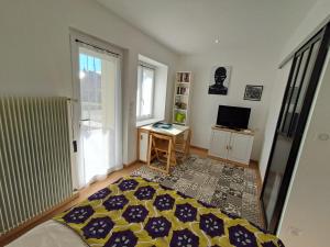Μια τηλεόραση ή/και κέντρο ψυχαγωγίας στο 1 Chambre d'hôtes Chante-coucou +4 φωτογραφίες