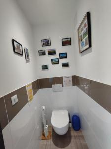 Ένα μπάνιο στο 1 Chambre d'hôtes Chante-coucou