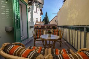 patio ze stołem i krzesłami na balkonie w obiekcie Apartman Đurđica w mieście Lovran