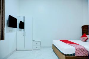 a bedroom with a bed and a walk in closet at Hotel O Stasiun Cirebon Kejaksan Near Alun Alun Cirebon Formerly Family Homestay in Cirebon