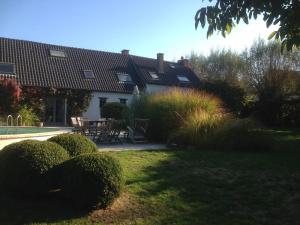Zahrada ubytování Ideal Villa in Burdinne with private pool
