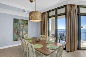 CoffeyvilleにあるThe Oasis At Orange Beach 2508のテーブルと椅子のあるダイニングルーム