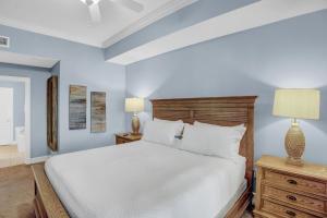 CoffeyvilleにあるThe Oasis At Orange Beach 2508のベッドルーム(白いベッド1台、ランプ2つ付) +70枚の写真