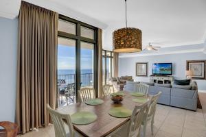 CoffeyvilleにあるThe Oasis At Orange Beach 2508のテーブルと椅子のあるダイニングルームとリビングルーム