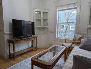 ダーラムにあるNew! 2br1ba Convenient To 9th St, Ncssmのリビングルーム(薄型テレビ、テーブル付)