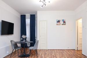 una sala da pranzo con tavolo, sedie e TV di Spacious Cozy Corner a Helsinki